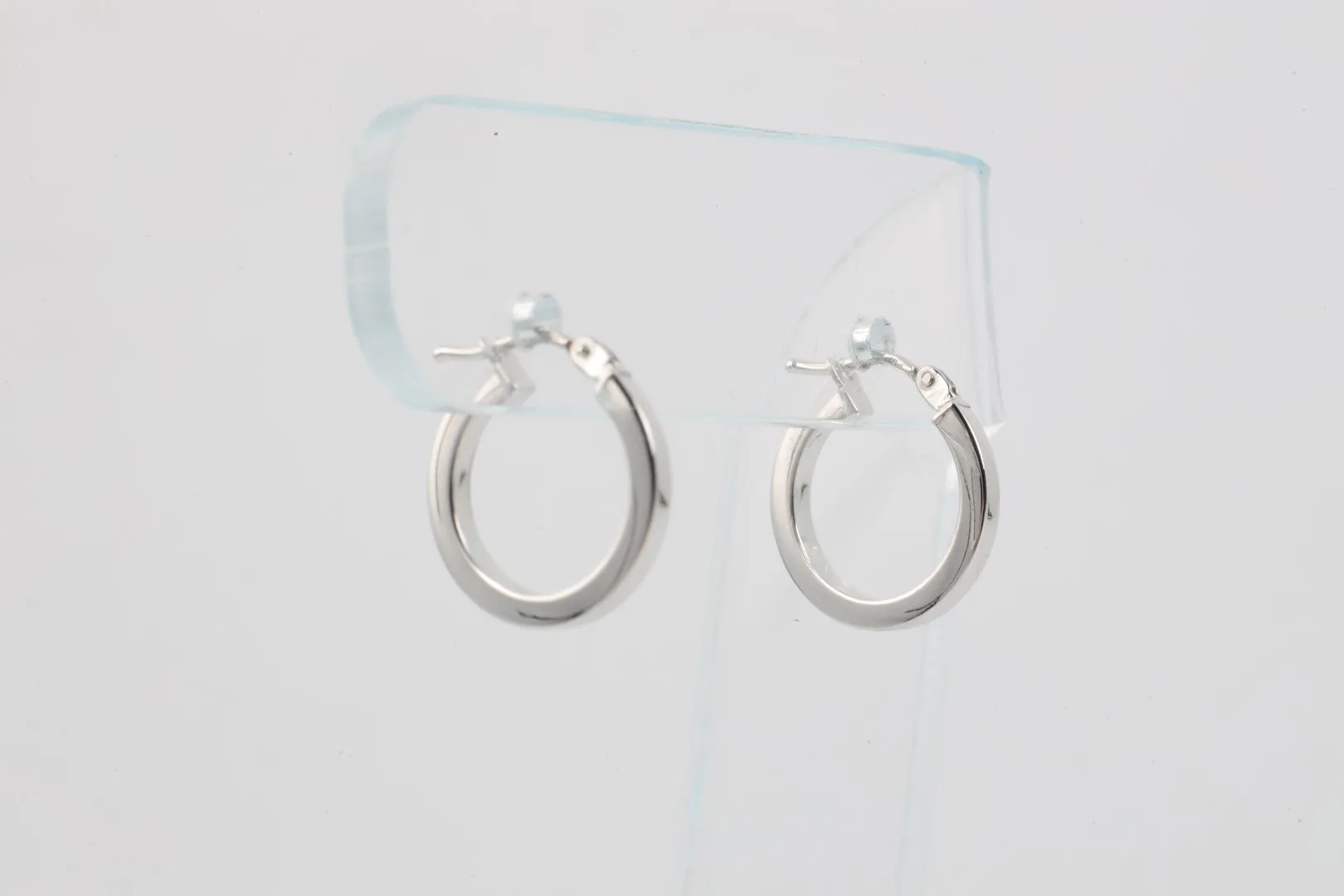 14k White Gold Huggie Hoop Earrings (0.86g.)